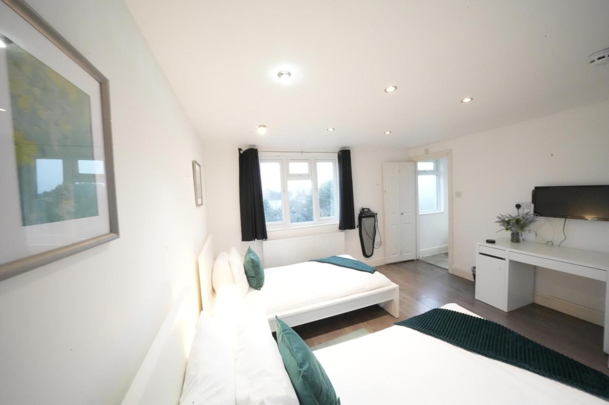Grand Airport Ensuites Harmondsworth Exterior photo