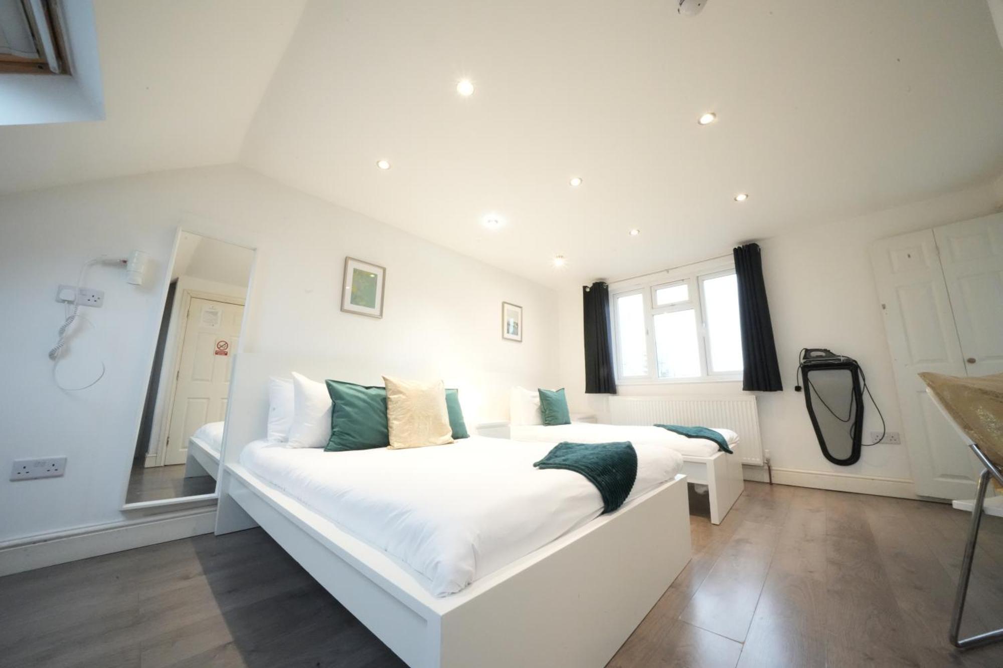 Grand Airport Ensuites Harmondsworth Exterior photo