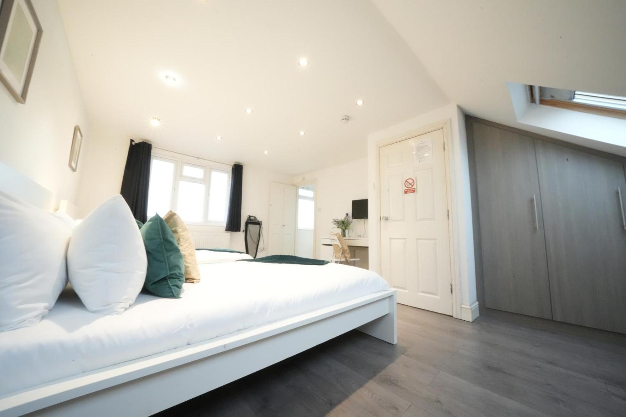 Grand Airport Ensuites Harmondsworth Exterior photo