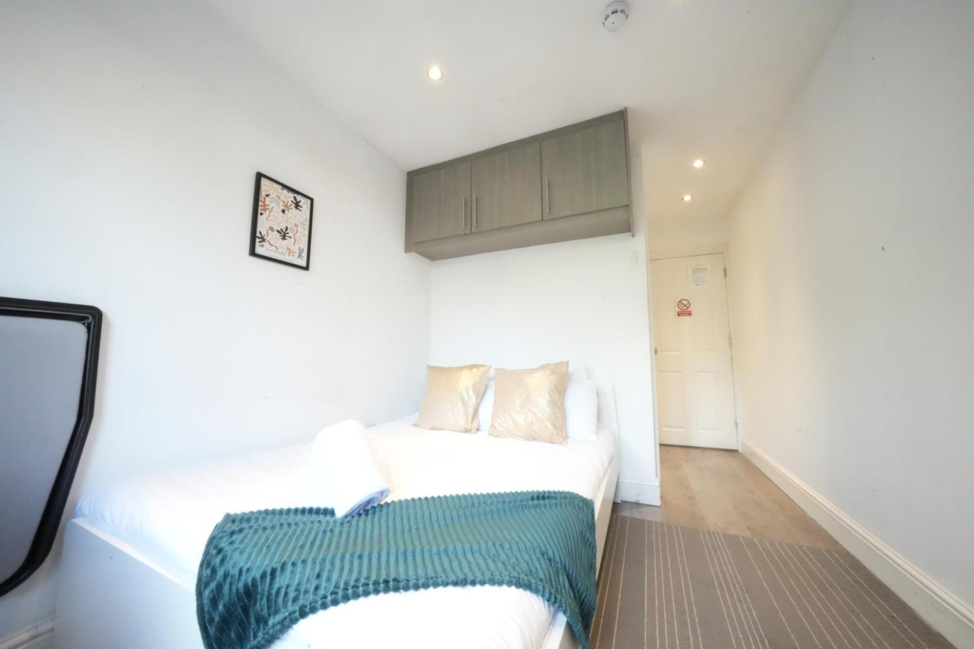 Grand Airport Ensuites Harmondsworth Exterior photo