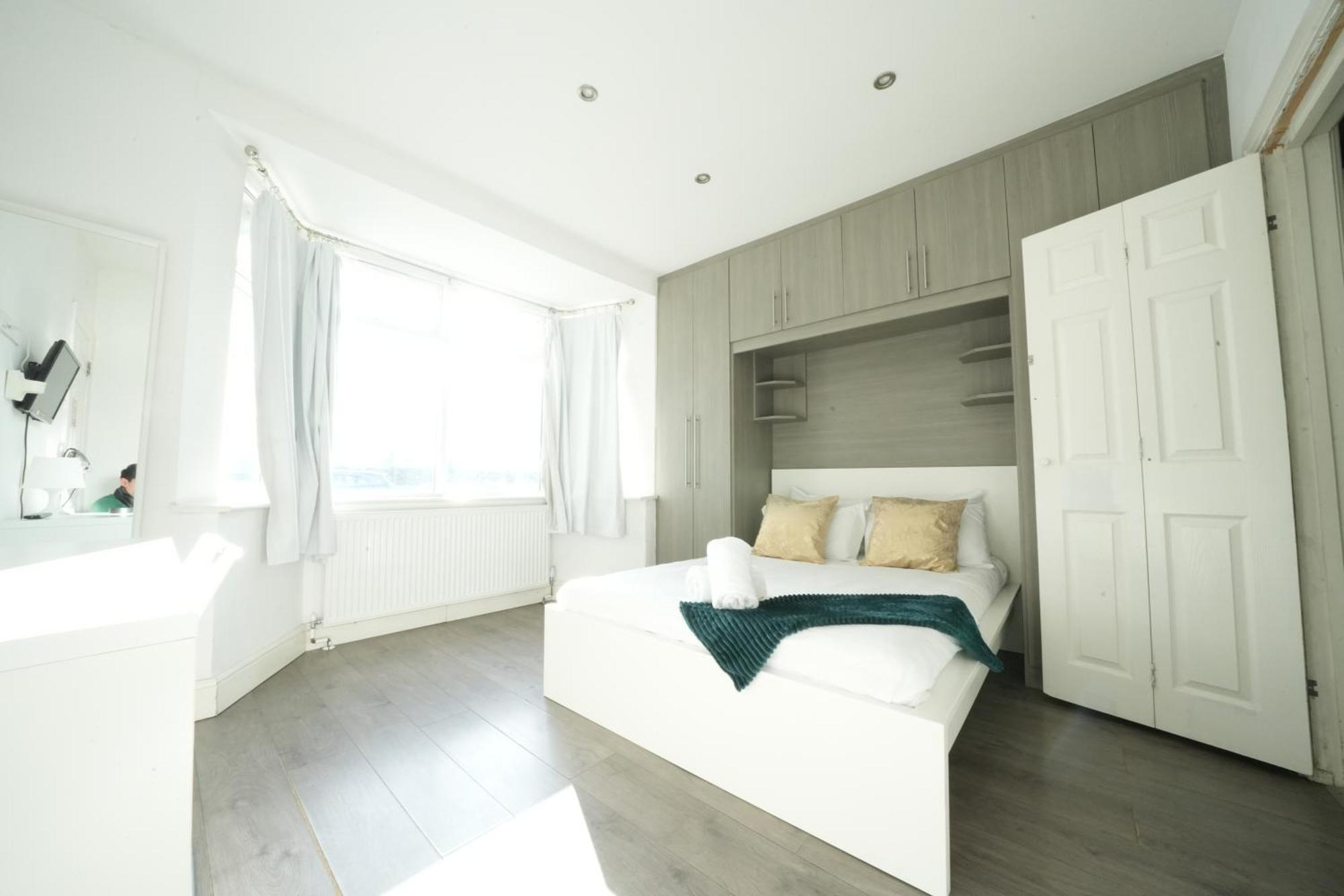 Grand Airport Ensuites Harmondsworth Exterior photo